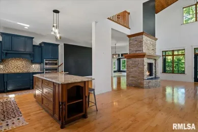 16996 Grandview Dr, Petersburg, IL 62675