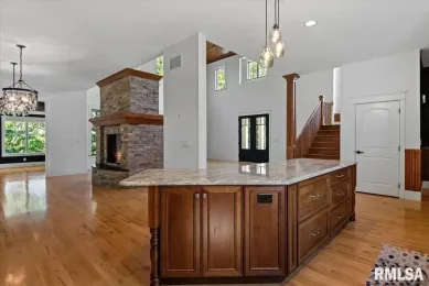 16996 Grandview Dr, Petersburg, IL 62675